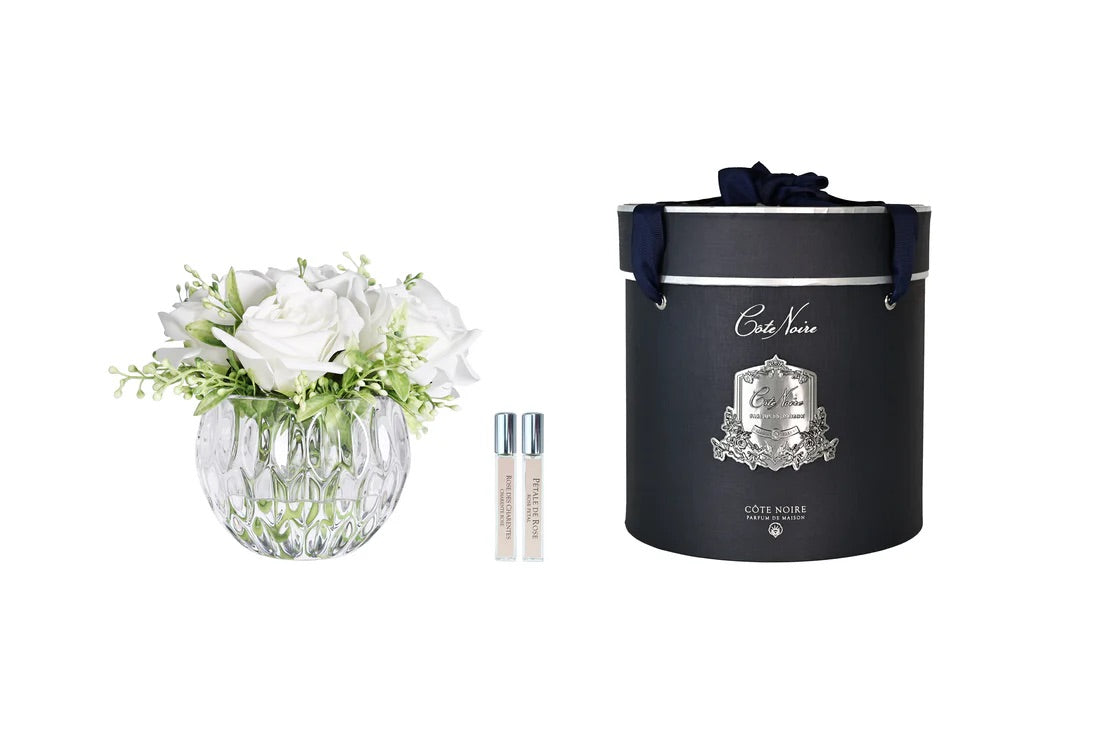 Bouquet réaliste de roses blanches dans un vase en cristal facetté avec gel transparent, fait main et livré avec deux parfums