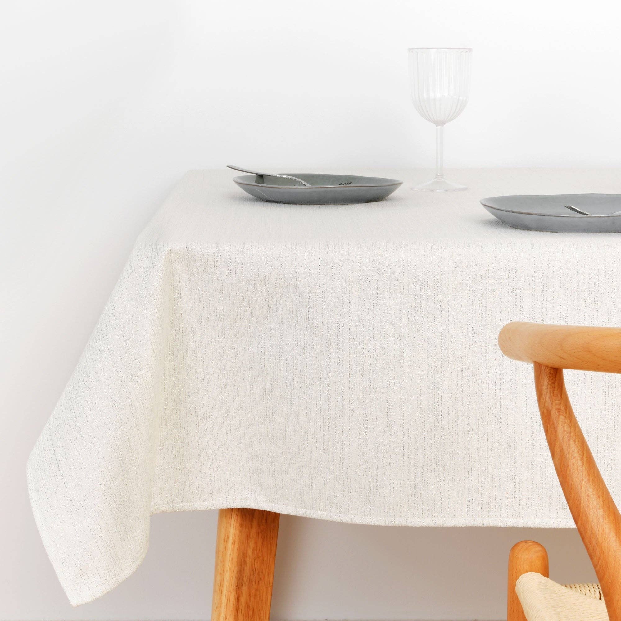 Natural jacquard tablecloth with silver thread