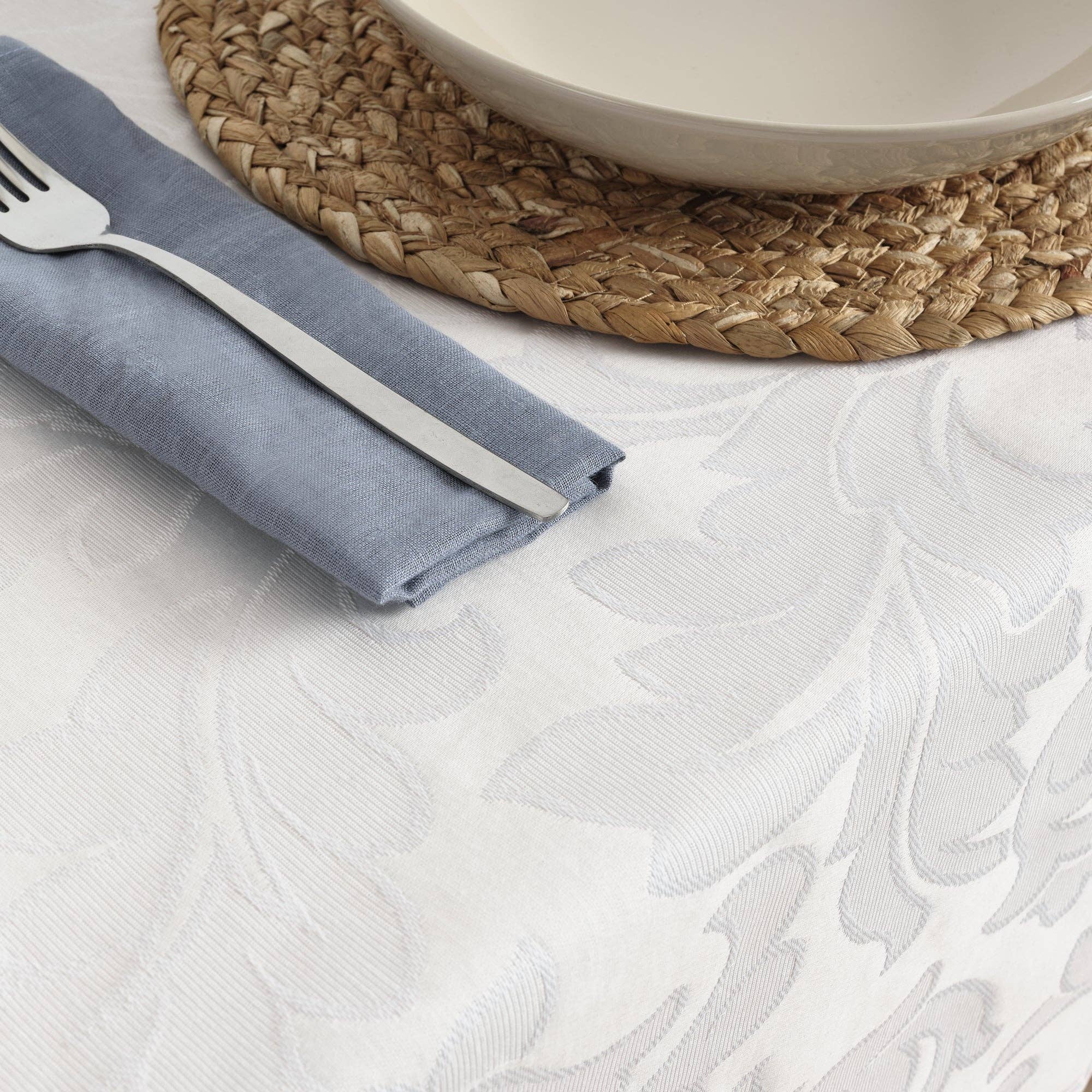 White stain-resistant jacquard tablecloth