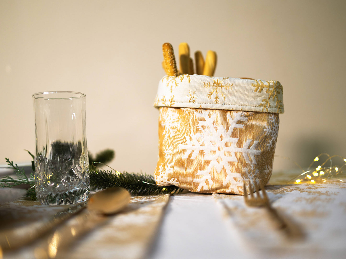 Reversible bread basket