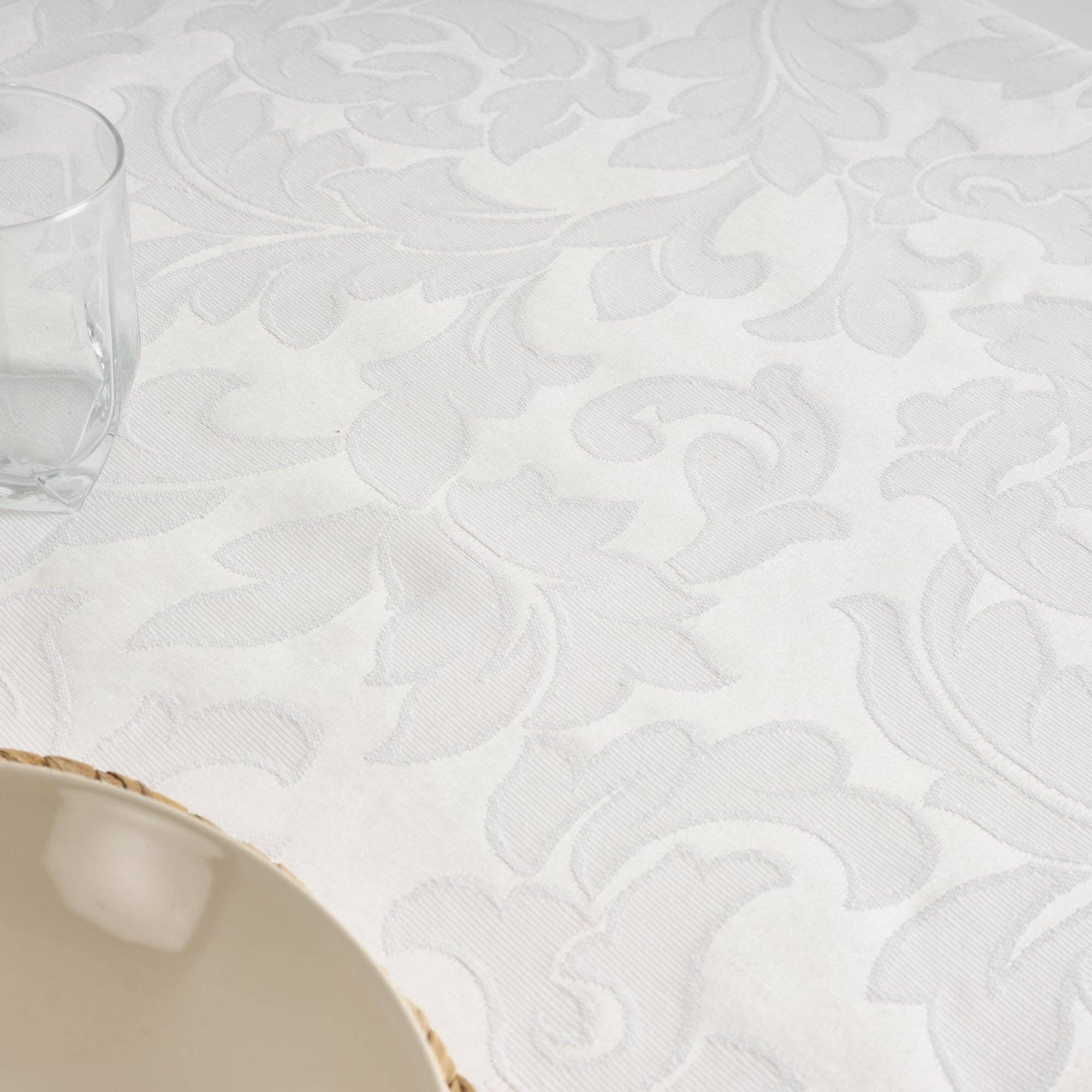 White stain-resistant jacquard tablecloth