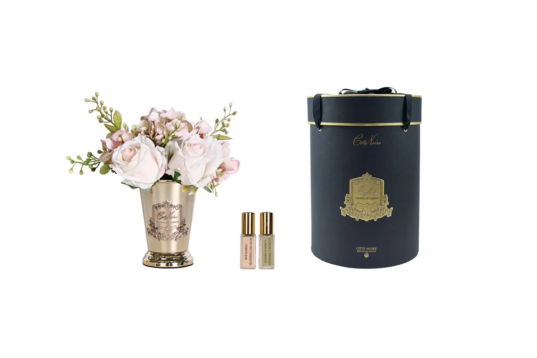 Bouquet réaliste Grand Summer Posy dans un vase doré, livré avec boîte cadeau rose et parfums
