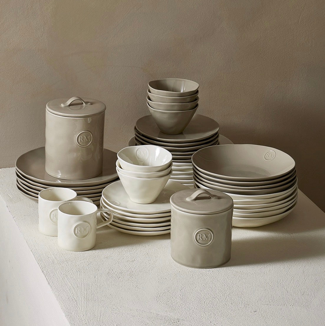 Assiette plate Portofino en grès beige RM