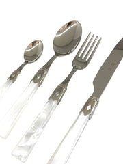 Couverts Capri argent et blanc au style lumineux pour une table chic et contemporaine