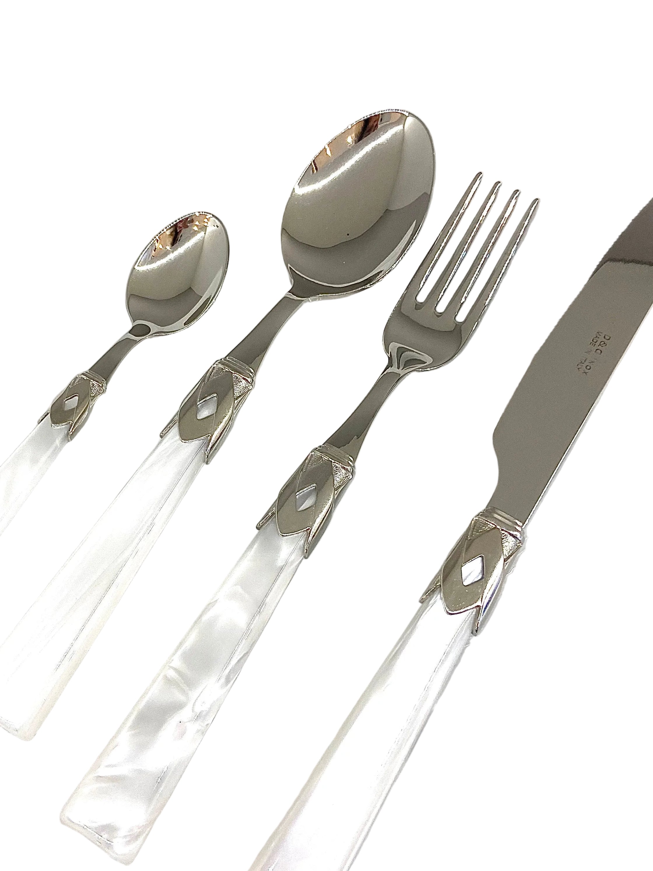 Couverts Capri argent et blanc au style lumineux pour une table chic et contemporaine